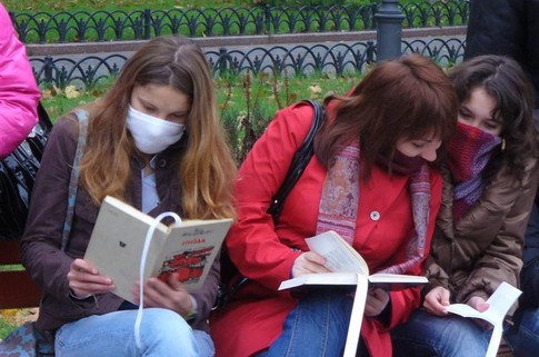 В ноябре Одесса напоминала большую санчасть. Народ поддался панике из-за гриппа. В связи с этим студенты организовали флэш-моб — читали 