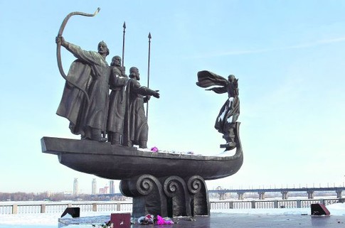 Ладья до разрушения. Основатели Киева были любимым детищем скульптора Василия Бородая. Фото: А. Яремчук