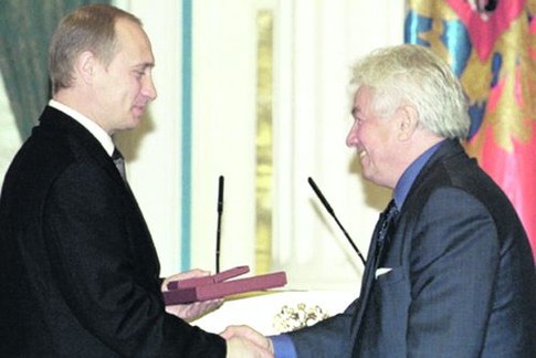 С Путиным. В 2000 году он получил из его рук Госпремию