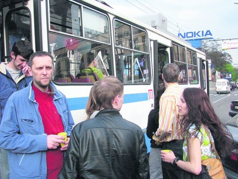 Именинный троллейбус. Около часа ждал на площади Ленина гостей с подарками. Фото: О. Негодова