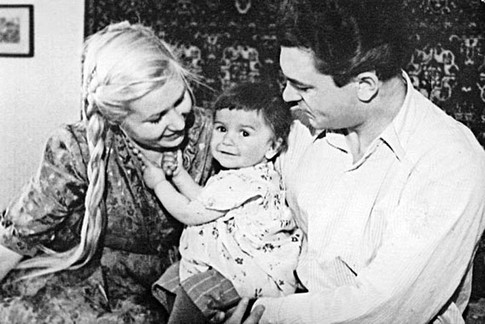 Семья. Известные родители Макарова и Бондарчук с дочкой Наташей