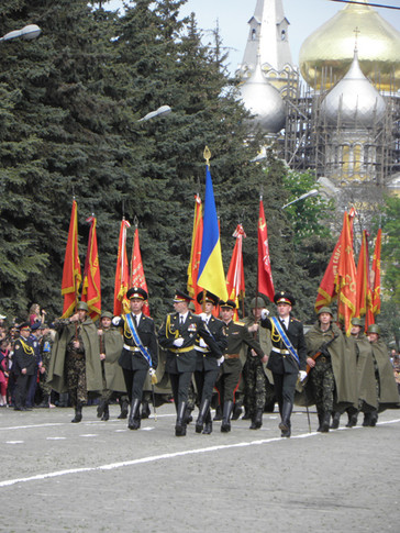 Часть красных знамен – исторические. Фото О. Константинова