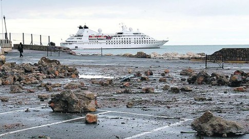 Последствия шторма. Вот так выглядит Лазурное побережье после разгула стихии. Фото daylife.com