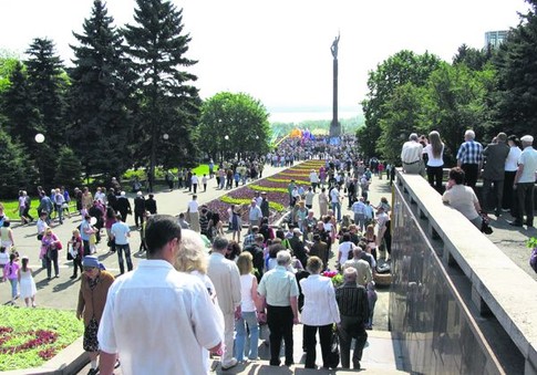 Начало праздника. К монументу Славы пришли тысячи людей. Фото gorod.dp.ua