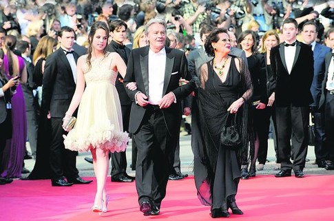 Звезда Франции. Седовласого 74-летнего Алена Делона как всегда окружали дамы. Фото AFP