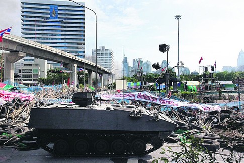 Бангкок. В среду утром бронетехника въехала в лагерь оппозиции, разбитый в середине марта. Фото AFP 