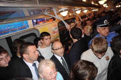 Геннадий Кернес в метро, фото А. Венчука