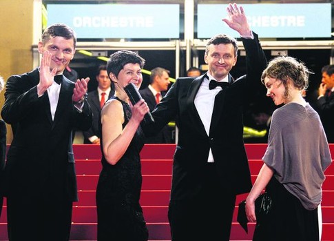 Команда в сборе. Лозница с женой (в центре) с исполнителями главных ролей — Немцем и Шуваловой. Фото AFP