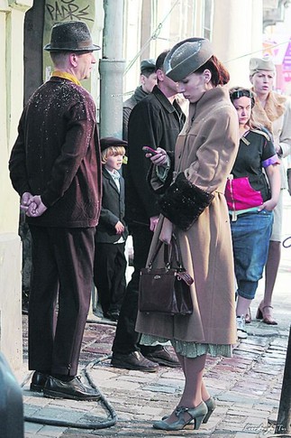 В перерыве. Дама в наряде а-ля 40-е годы болтала по мобилке. Фото liushyk.livejournal.com