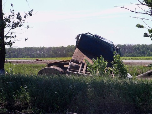 На Харьковщине перевернулся грузовик с азотом, фото облГАИ