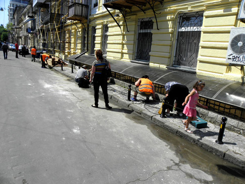 Улицу Качиньского готовят к церемонии. Дворники дергают травку. Фото Олега Константинова