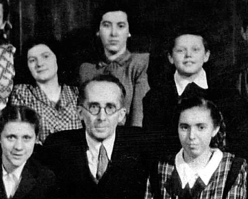 Славка. В детстве был достаточно худеньким мальчишкой (в верхнем ряду первый справа). Фото из семейного архива