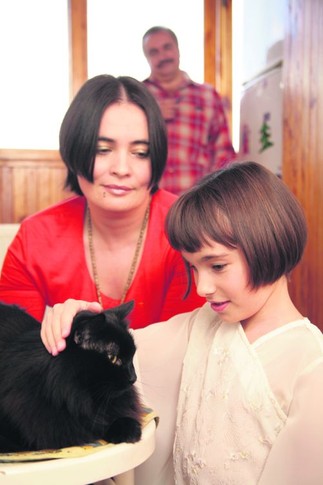 Семья. С дочерью и котом. Фото из архива писателей