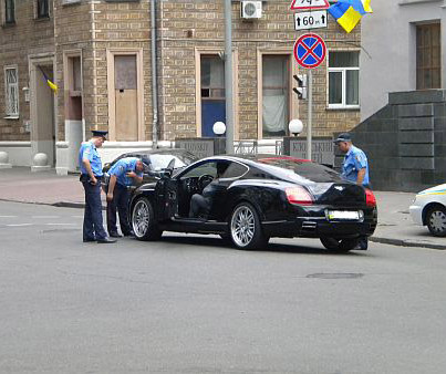 Милиционеры прониклись царапиной на шикарном авто, фото Таблоида