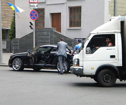 Бютовец с помощью гаишников перегоняет машину на тротуар, фото Таблоида