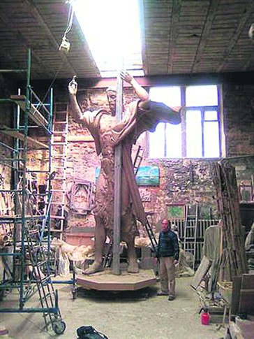Пробный вариант. Скульптор и его глиняное творение. Фото gorod.dp.ua