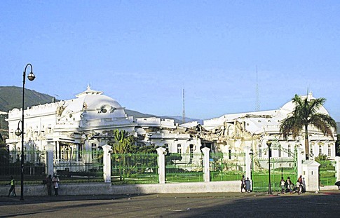 Порт-о-Пренс. Президентский дворец до сих пор в руинах. Фото сделано 10 июля. Фото Daily World 