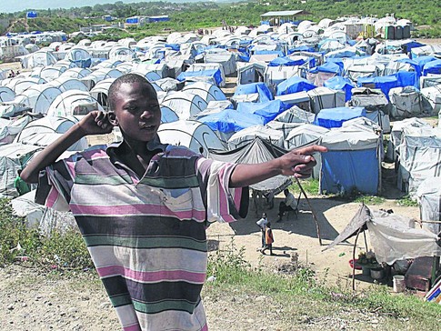 Через полгода.Тысячи гаитян живут в палаточных городках. Фото Daily World