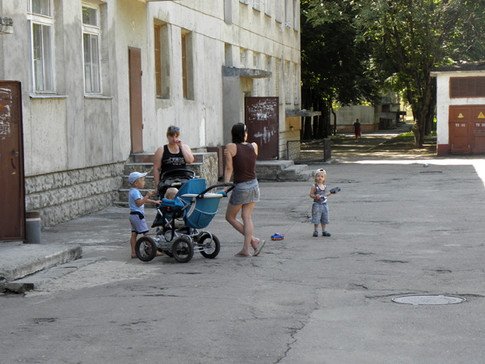 Семьи офицеров до сих пор ютятся в общежитиях на территории ОИСВ. Фото О.Константинова