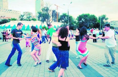 Уличные танцы. Уик-энды на Фестивальном причале проходят под зажигательные ритмы кубинской сальсы