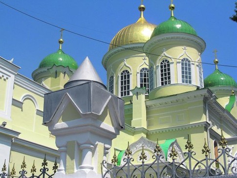 Два купола Троицкого собора засверкали позолотой. Фото: Э. Романова