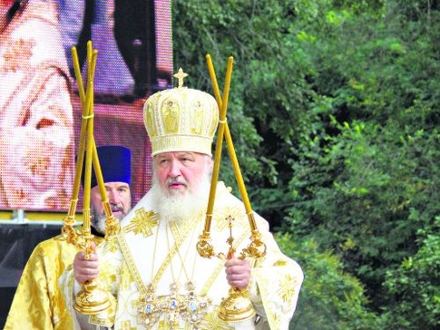Патриарх Кирилл провел литургию под открытым небом у стен Преображенского собора