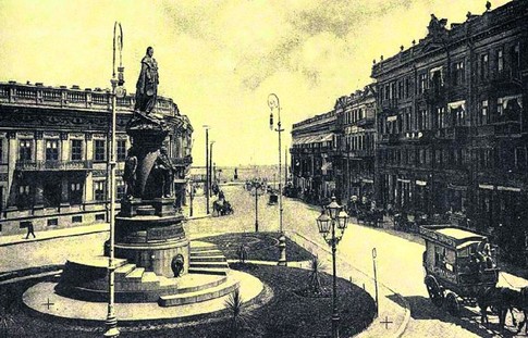 Памятник Екатерине Великой. Был воздвигнут еще в 1900 г.