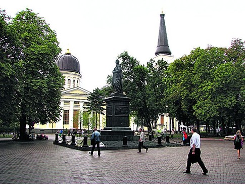 Памятник Воронцову. Сейчас возле него любят назначать свидания