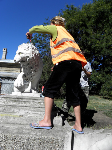 Львов докрашивали во время памятника. Фото О.Константинова