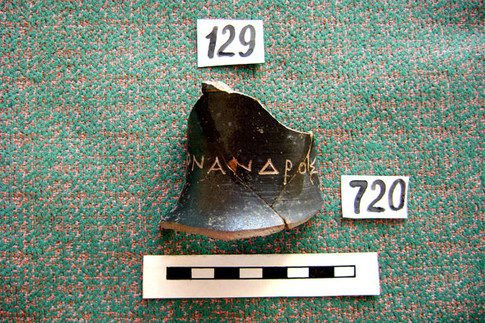 Фрагмент чернолакового сосуда с надписью. Фото Белгород-Тирской экспедиции
