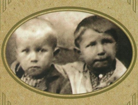У родителей, кроме Владимира и Степана (на фото), было еще два сына
