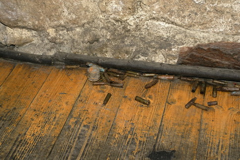 На полу в забегаловке валяются гильзы, фото brusentsov.com