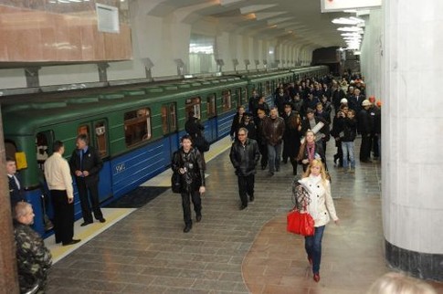 В Харькове на Алексеевку пришел первый поезд, фото А. Венчука