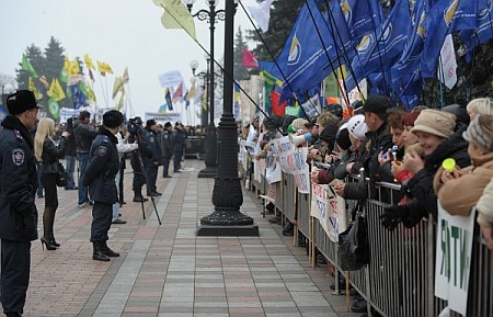 Митингующие устроили "концерт" с ведрами и кастрюлями, фото Just_INn