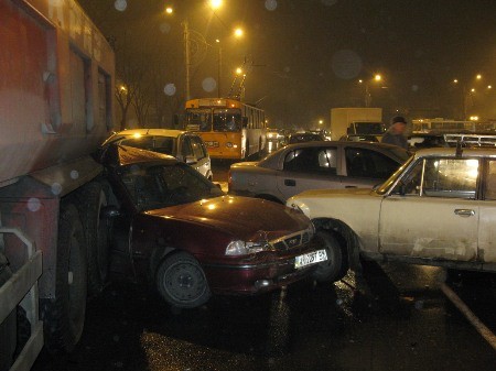 В Харькове грузовик смял шесть машин у клумбы, фото АТН