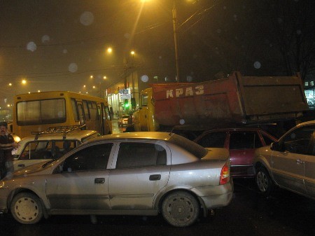 В Харькове грузовик смял шесть машин у клумбы, фото АТН