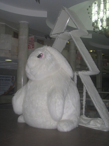 В харьковской подземке появился мега-заяц, фото П. Федосенко