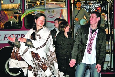 Премьера. Первая этновечеринка в троллейбусе прошла 26 ноября 2010-го года и запомнилась автомобилистам надолго. Фото ethnodrive.com