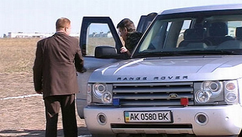 Ющенко на джипе с номерами-прикрытием. Фото УП