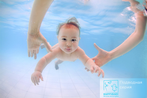 Сын Клочковой плавает под водой. Фото fotohappybaby.livejournal.com