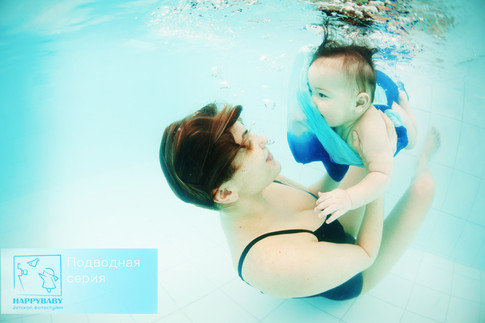 Сын Клочковой плавает под водой. Фото fotohappybaby.livejournal.com