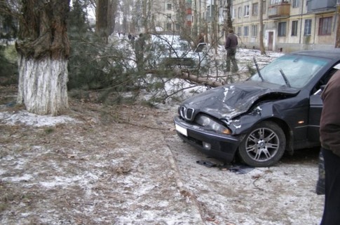 Дорога была покрыта льдом, а на автомобиле была установлена летняя резина. Фото kerch.fm
