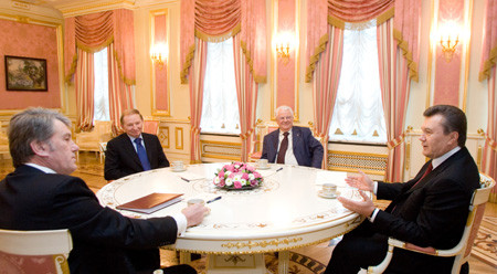 Янукович собрал всех своих предшественников. Фото пресс-службы президента