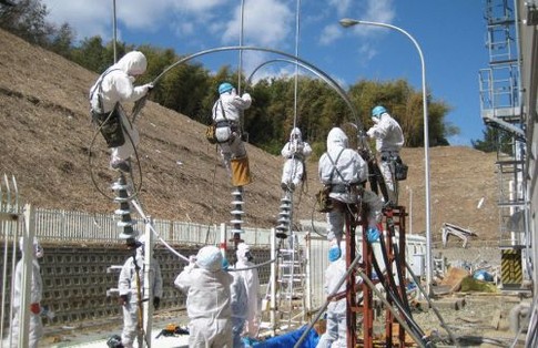 В Японии после стихии не могут справиться с радиацией. Фото AFP