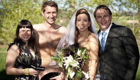 Австрийская пара решила пожениться голышом, фото europics