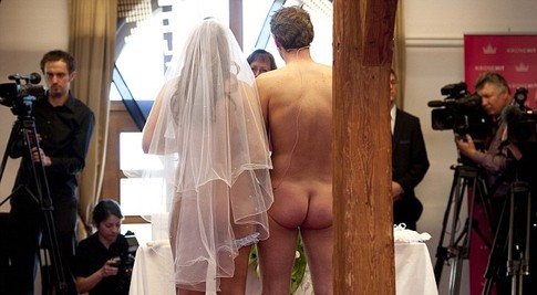 Австрийцы гостям разрешили одеться, но сами пришли на свадьбу голыми, фото голая europics