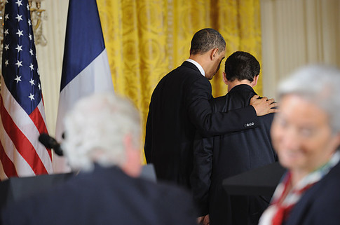 На этом фото засняли переговаривающихся Саркози и Обаму