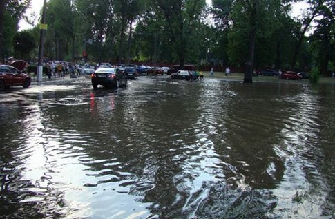 В Киеве затопило улицу. Фото Киевводоканала