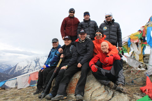 Дружная команда альпинистов перед воротами в Тибет