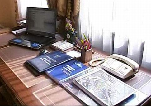 На столе у Януковича нашли интересный буклет. Фото с Фейсбука Oleksandr Argat   